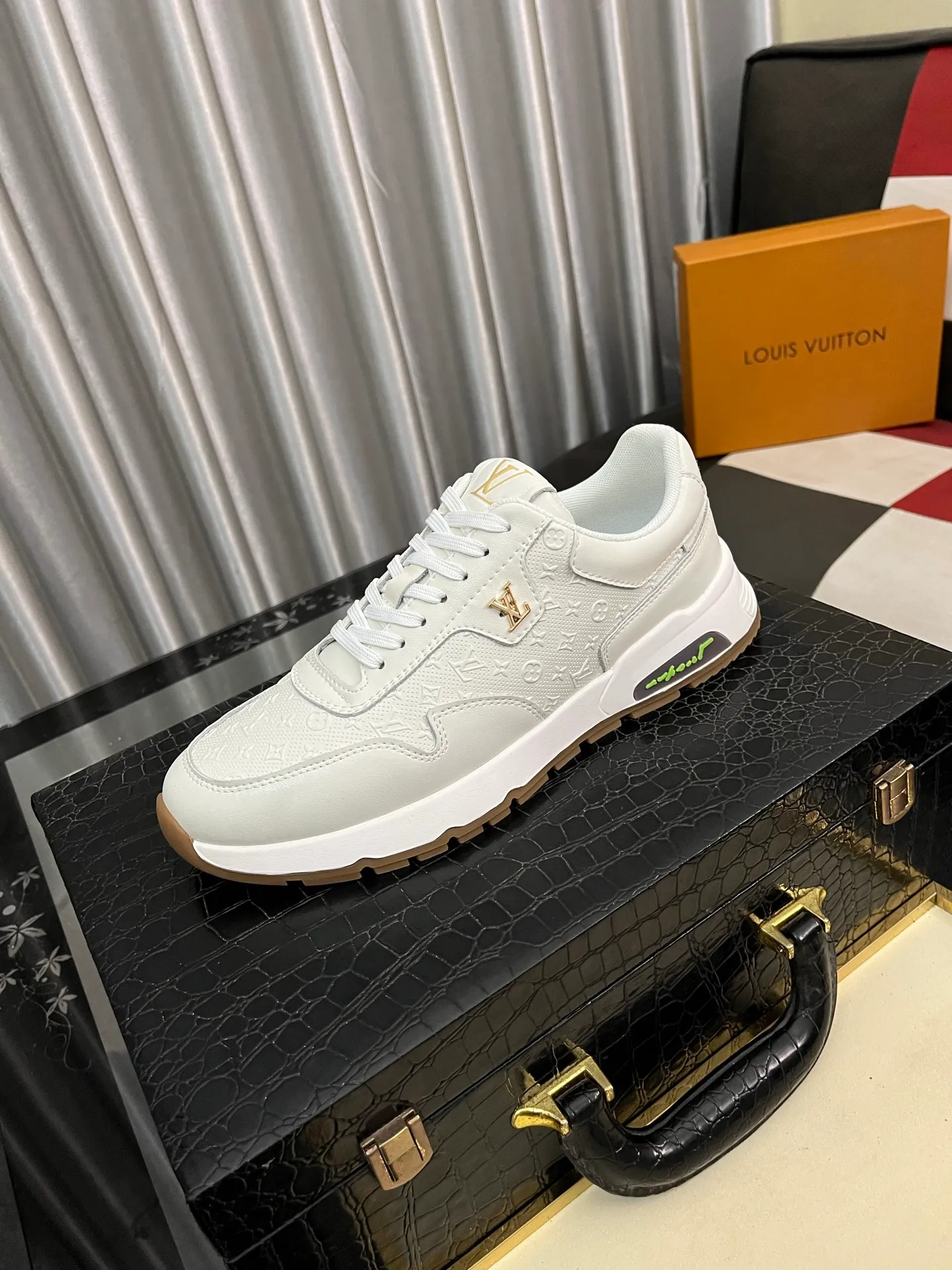 Men's shoes 💰458⌚️⌚️[Louis Vuitton LV] Dad shoes are popular casual sports shoes with outsole, breathable and comfortable, easy to walk, trendy men's versatile fly woven epoxy with ➕leather lining➕Gucci's popular original outsole, sports and running style, super comfortable. Size 38-442️⃣Colors available